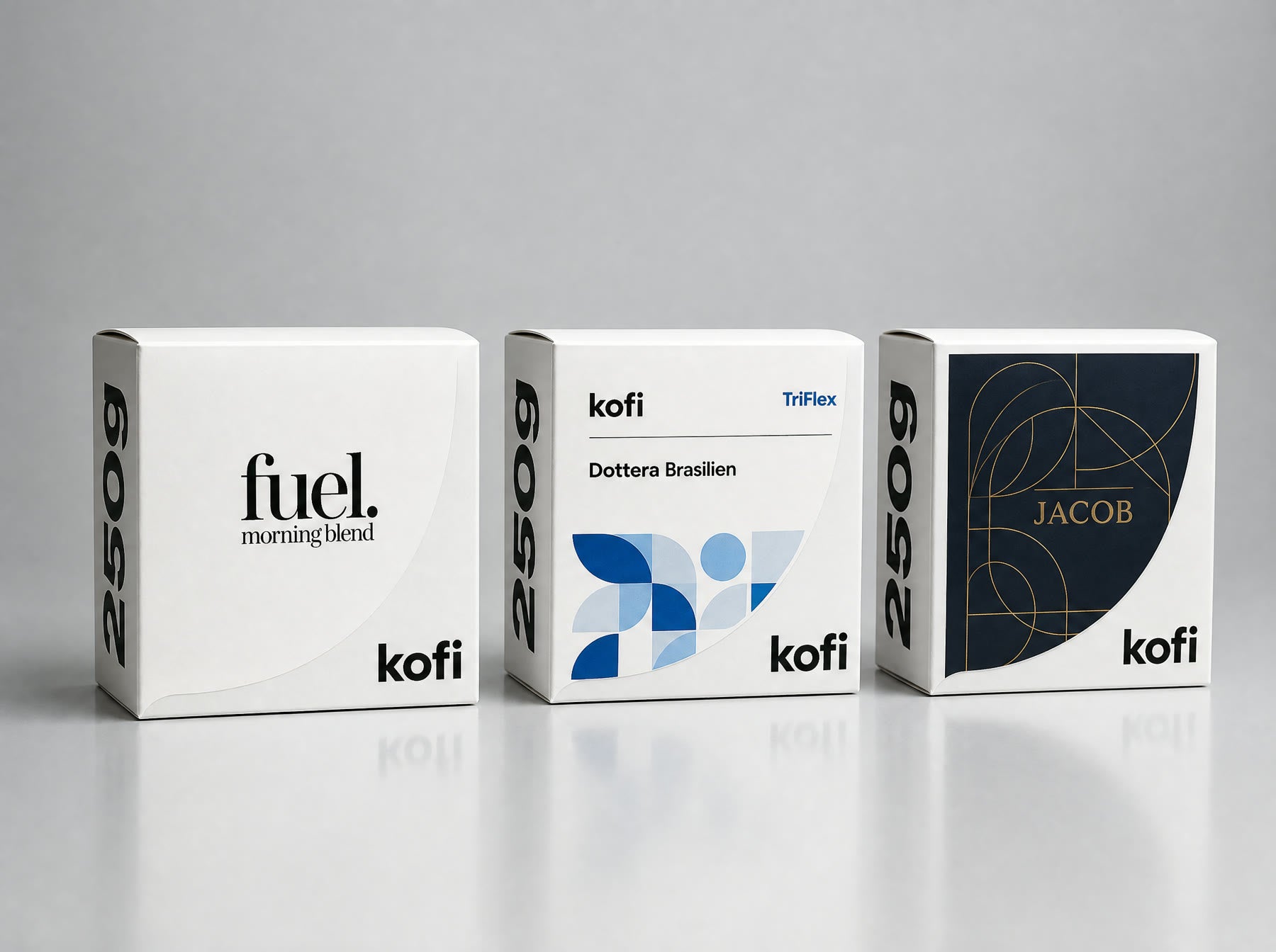 Drei kofi Kaffeeboxen mit individuellem Firmenbranding im Studio