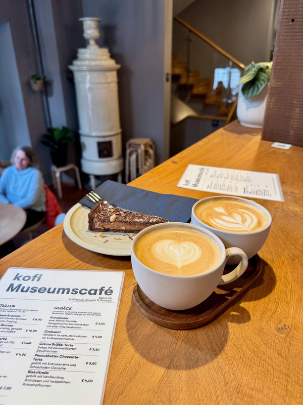 kofi Museumscafé: Kuchen, Cappuccino und Speisekarte