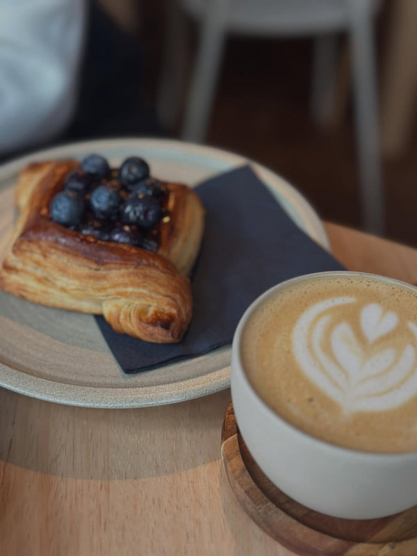 kofi Museumscafé: Gebäck mit Blaubeeren und Cappuccino