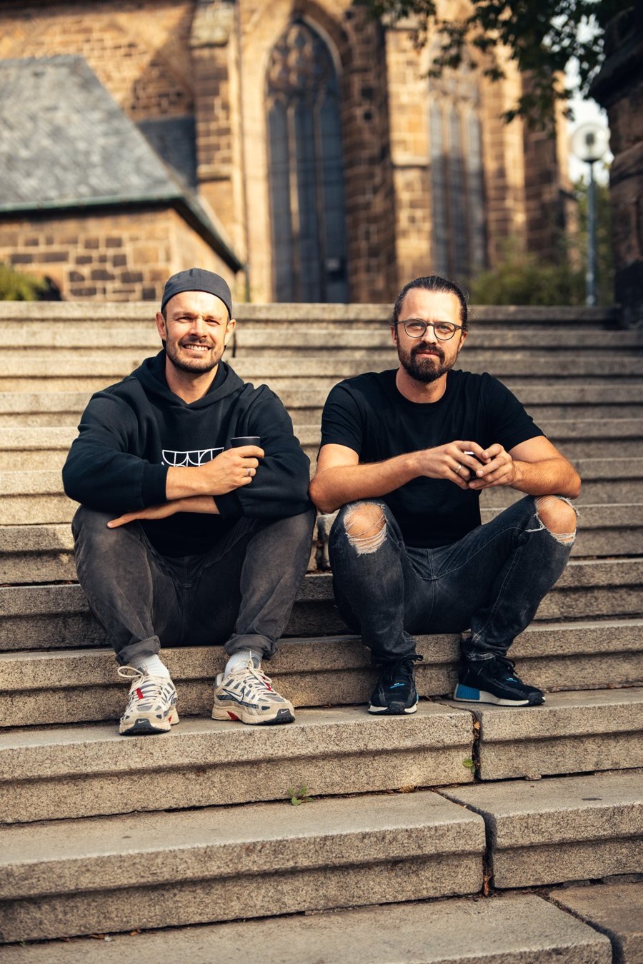 Peter und Waldemar, die Gründer von kofi, auf einer Treppe in Minden