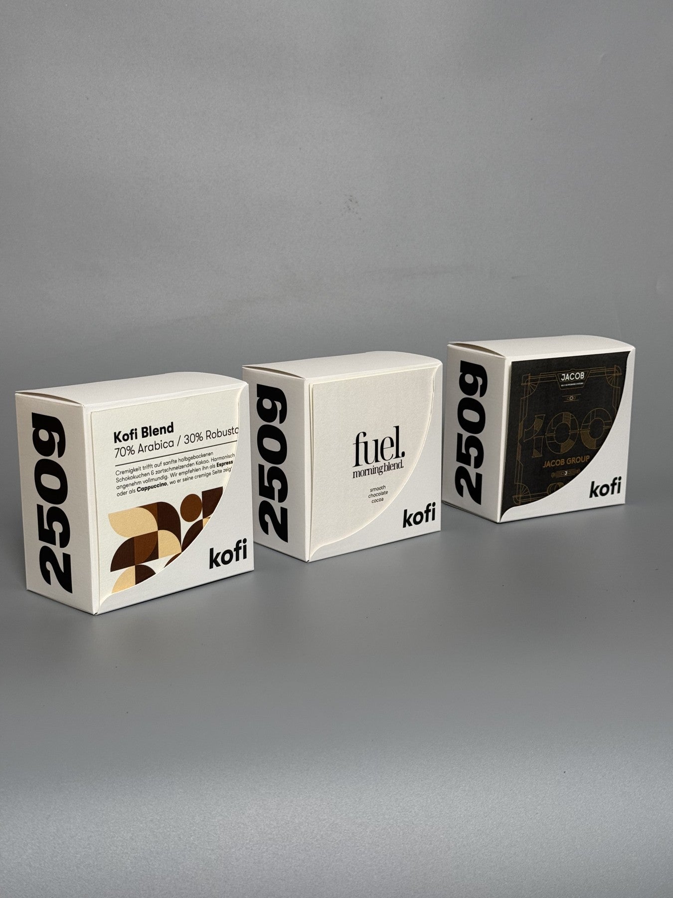 Drei echte kofi-Kaffeeboxen mit unterschiedlichen Designs, darunter fuel.
